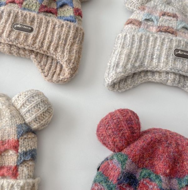 混織格紋雙毛球護耳毛帽 