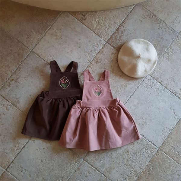 燈芯絨小花刺繡吊帶裙 