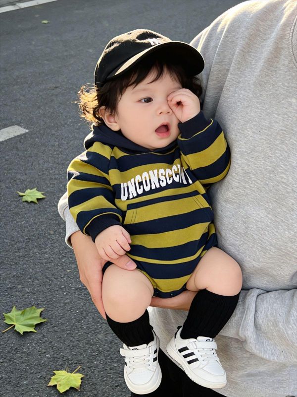 假兩件寬版條紋字母包屁衣 