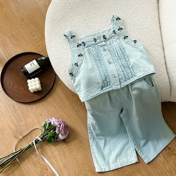 牛仔刺繡背心+直筒牛仔褲 