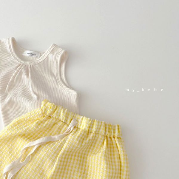 薄款無袖背心+棉麻短褲 