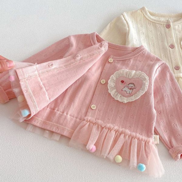 愛心狗狗布標毛球網紗開扣上衣 