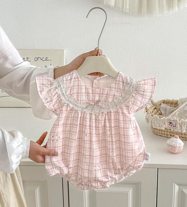 格紋蕾絲圓領飛袖包屁衣 