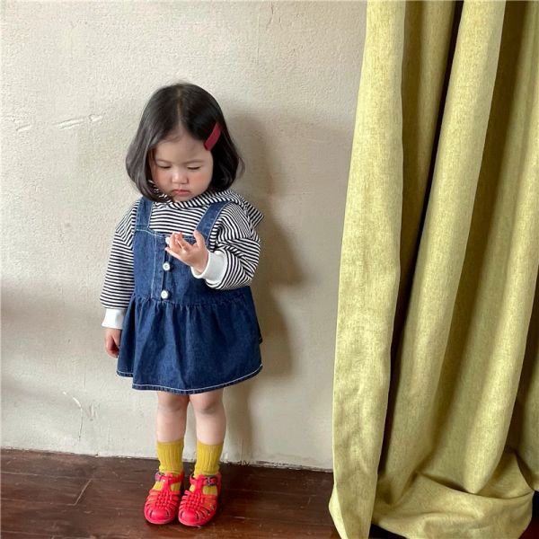 條紋連帽上衣+牛仔吊帶裙 