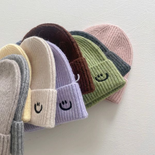 奶油色笑臉刺繡針織毛帽 