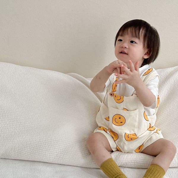 白T-shirt +笑臉吊帶短褲 