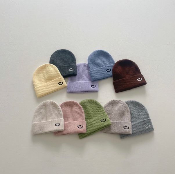 奶油色笑臉刺繡針織毛帽 