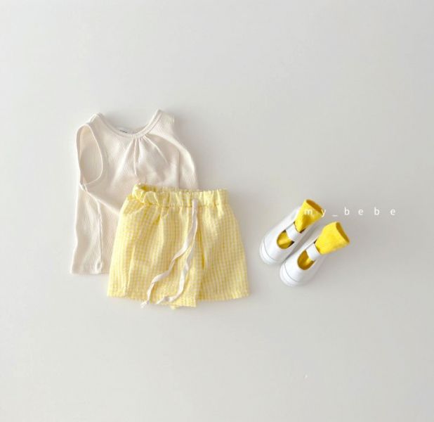 薄款無袖背心+棉麻短褲 