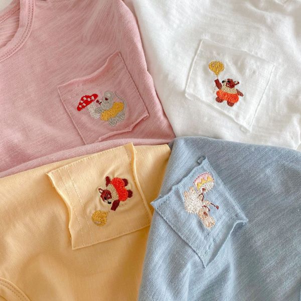 素色肩釦口袋刺繡薄上衣 