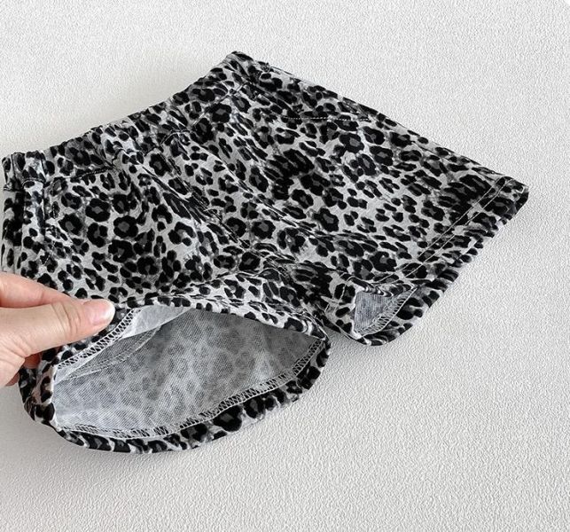 素色布標極簡上衣/豹紋短褲 