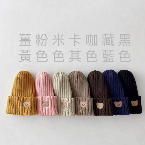 小熊刺繡針織坑條毛帽 