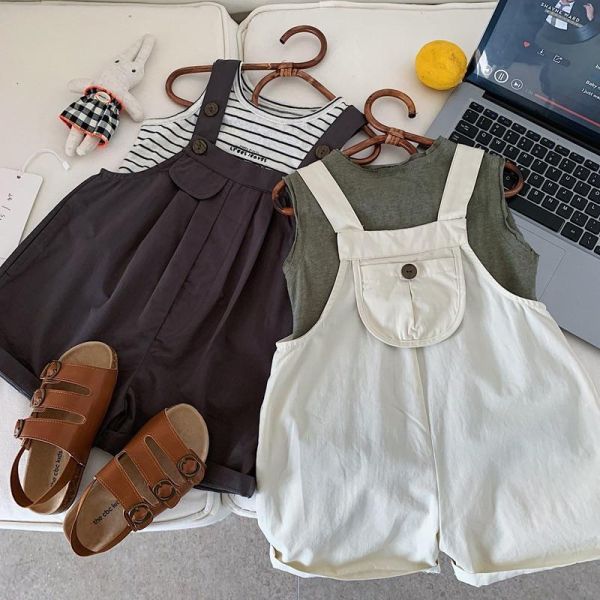 素色單口袋休閒吊帶短褲 