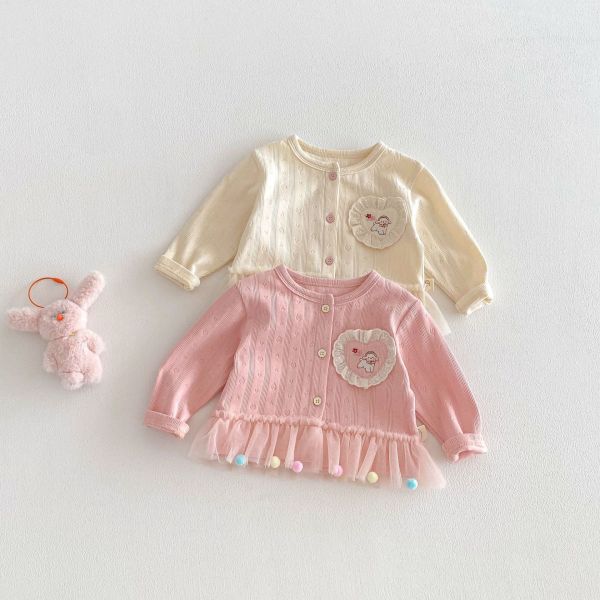 愛心狗狗布標毛球網紗開扣上衣 