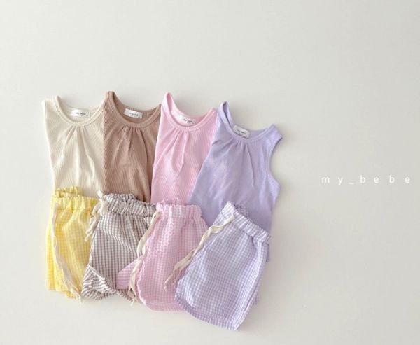 薄款無袖背心+棉麻短褲 