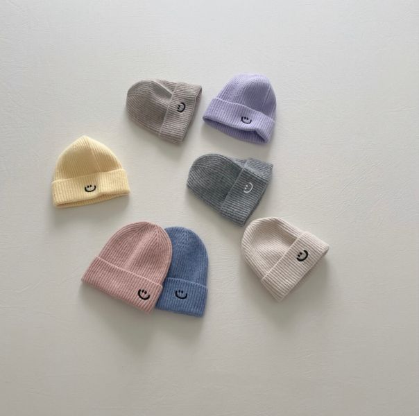 奶油色笑臉刺繡針織毛帽 