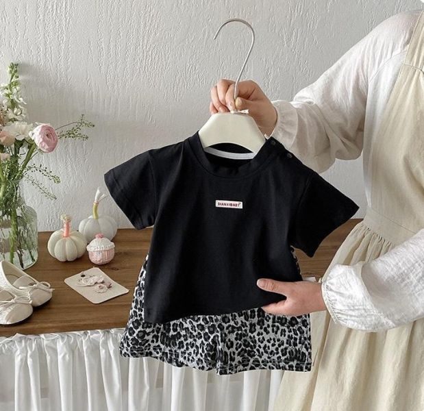 素色布標極簡上衣/豹紋短褲 
