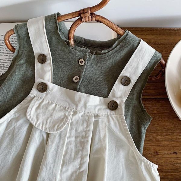 素色單口袋休閒吊帶短褲 