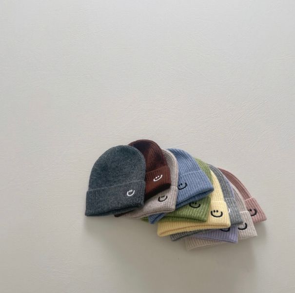 奶油色笑臉刺繡針織毛帽 