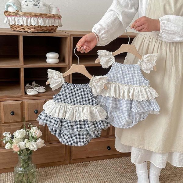 格紋小花蕾絲拼接細肩包屁裙 