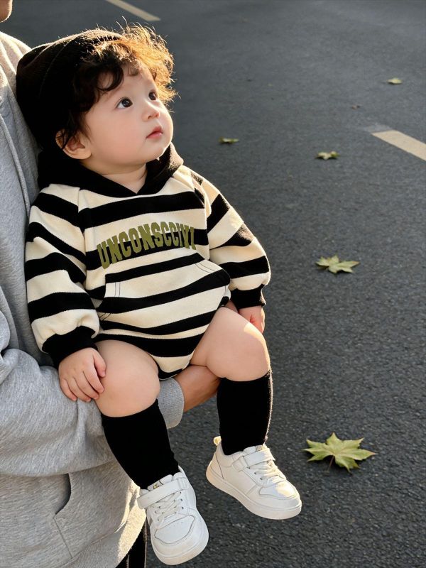 假兩件寬版條紋字母包屁衣 