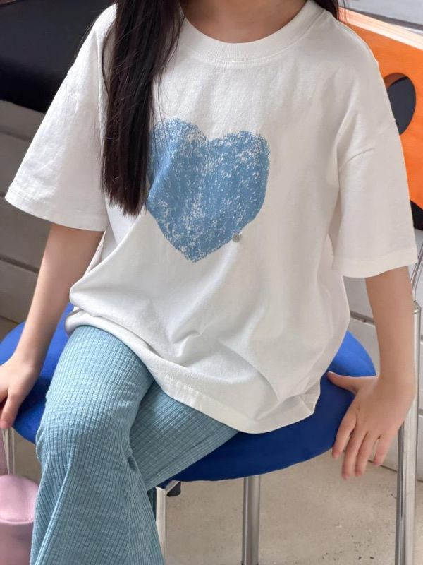 金屬扣愛心印花素色寬鬆上衣 