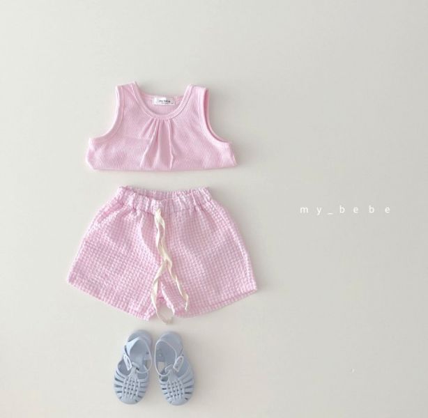 薄款無袖背心+棉麻短褲 