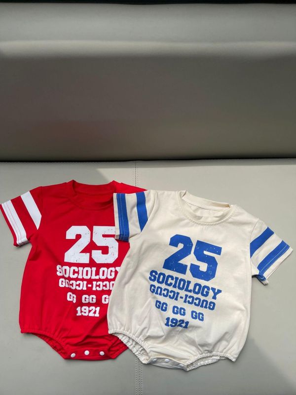 運動風25字母撞色包屁衣 