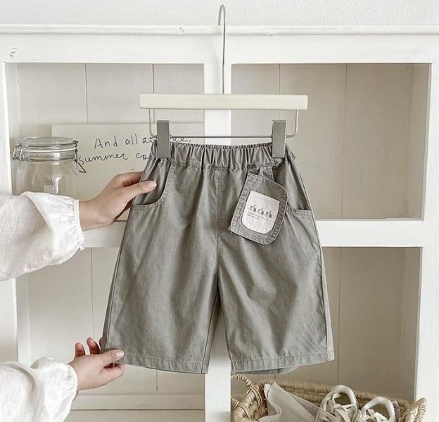 三隻狗狗吊牌感素色長褲 