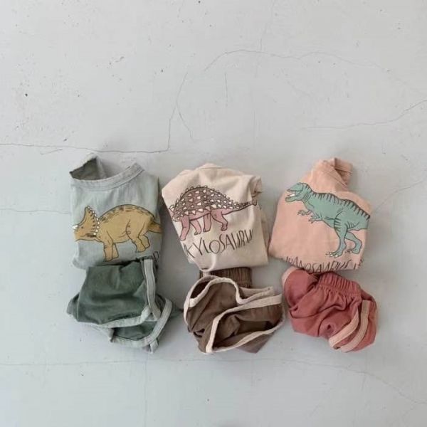 無袖恐龍背心+運動短褲 
