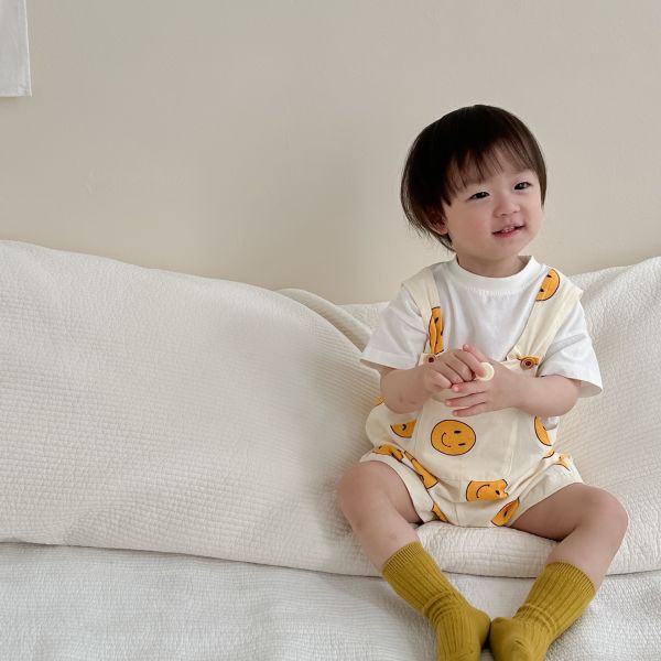 白T-shirt +笑臉吊帶短褲 