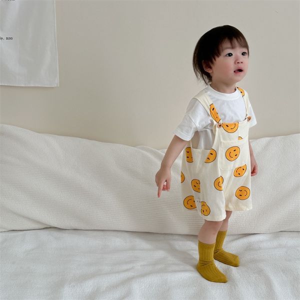 白T-shirt +笑臉吊帶短褲 