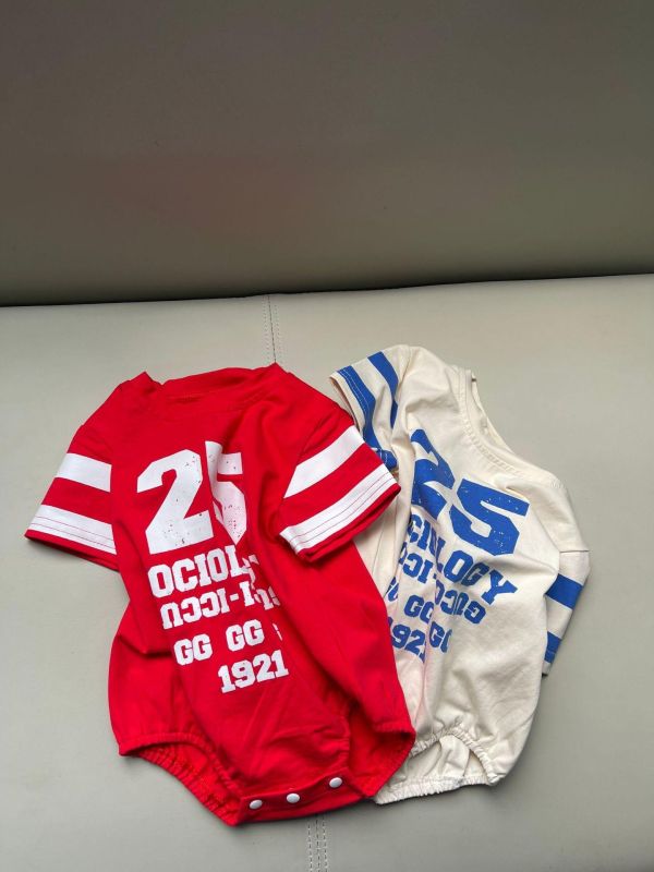 運動風25字母撞色包屁衣 