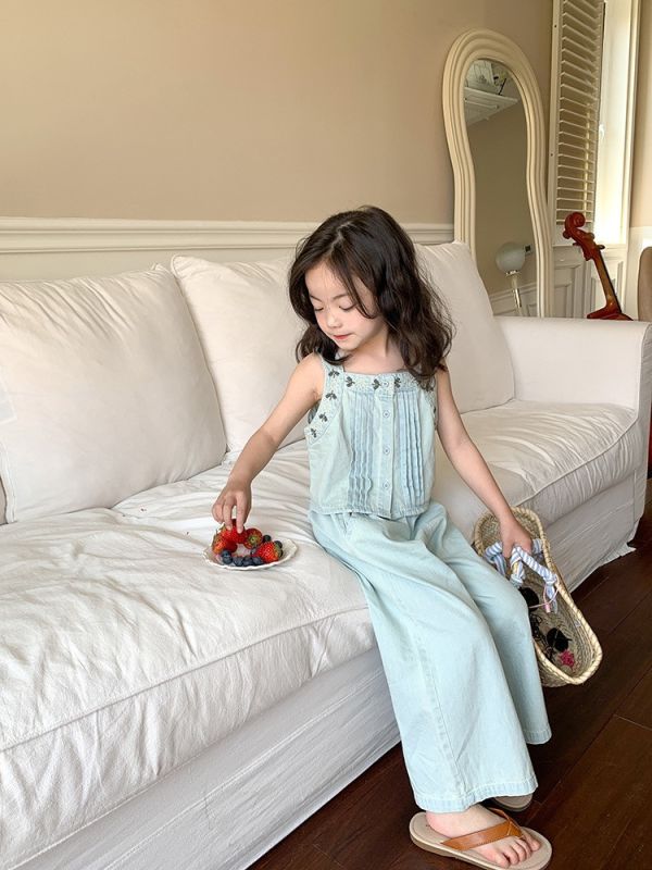 牛仔刺繡背心+直筒牛仔褲 