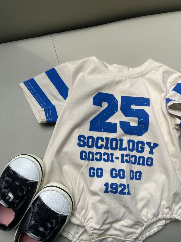 運動風25字母撞色包屁衣 