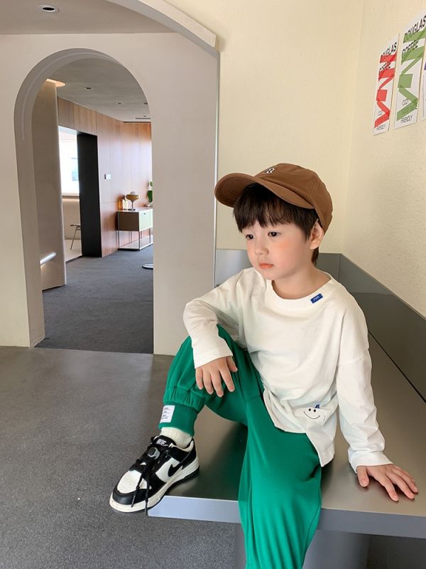素色笑臉布標開衩上衣 