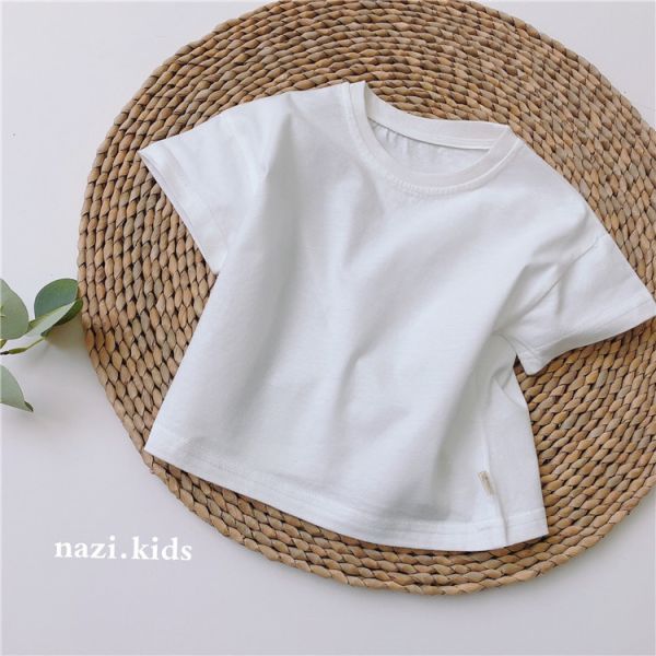 白T-shirt +笑臉吊帶短褲 