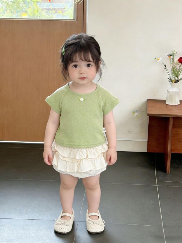 小花貼標微鏤空透氣上衣 