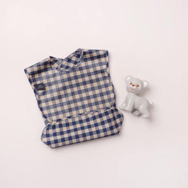 好收納格紋吃飯防水防油圍兜 