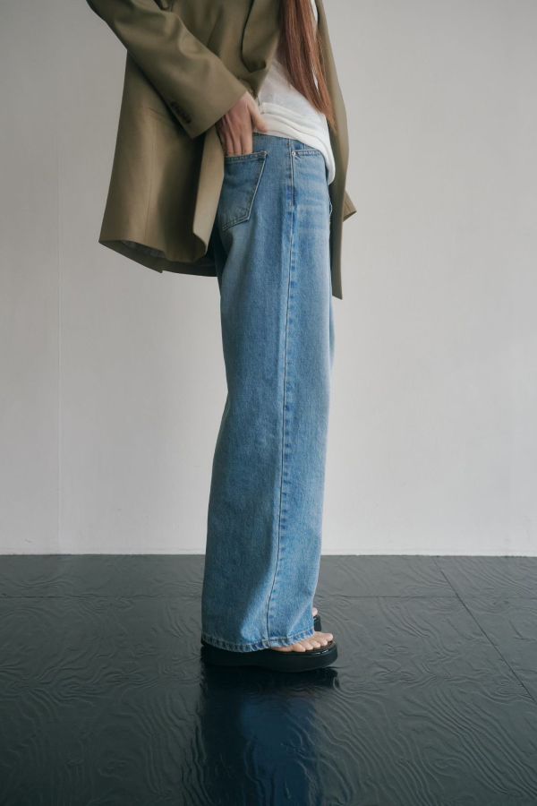 初春淡藍刷色直筒牛仔褲 