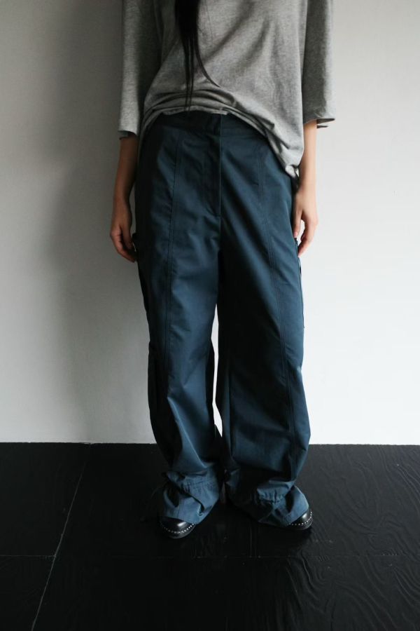 光澤感束口尼龍褲 