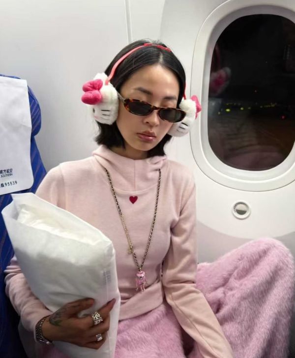 愛心刺繡修身彈性帽T 