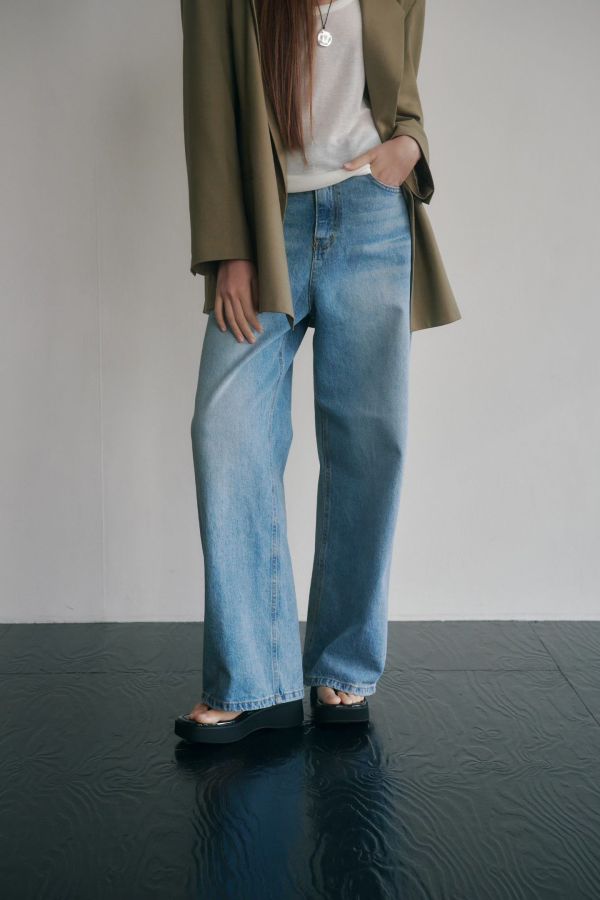 初春淡藍刷色直筒牛仔褲 