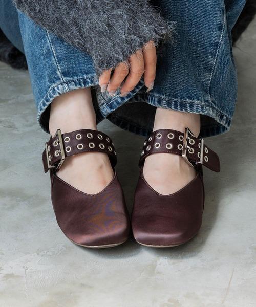 多孔皮帶瑪莉珍平底鞋 