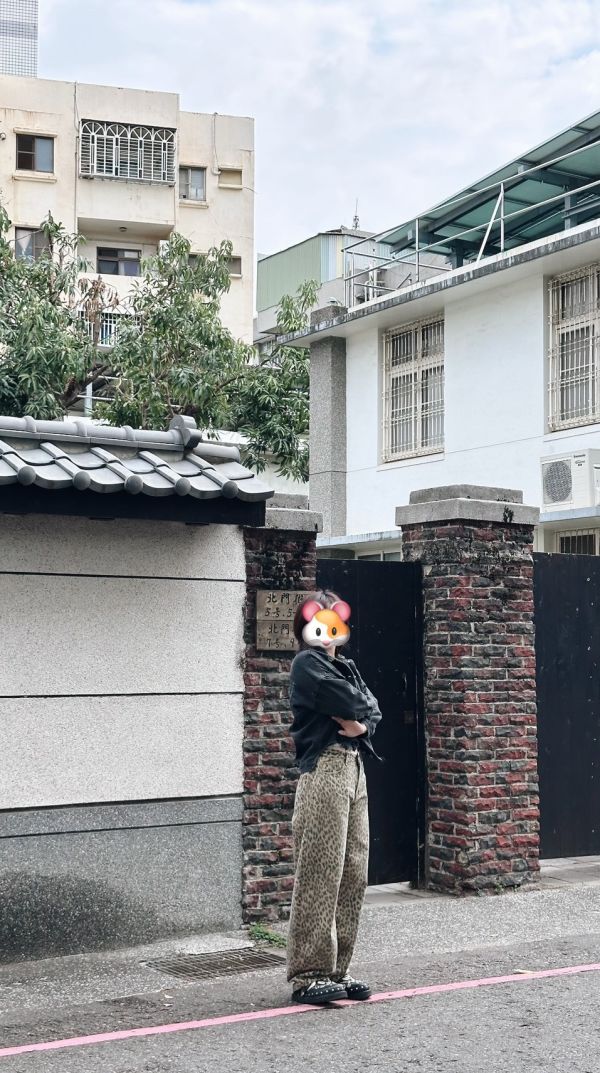 萬眾矚目!豹紋彎刀褲 
