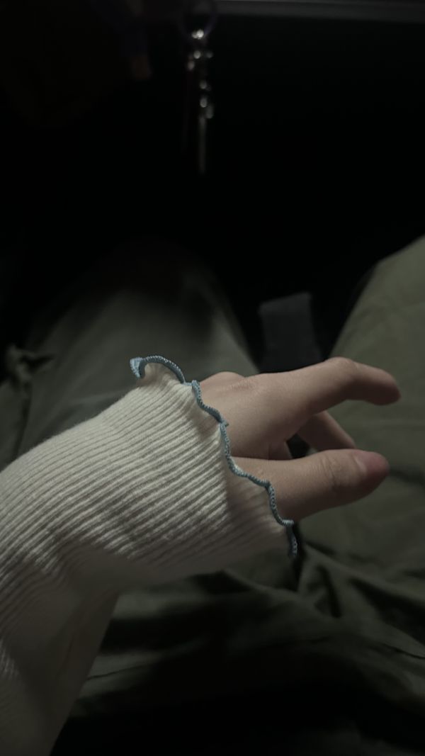 薄薄彈性平肩捲邊上衣 
