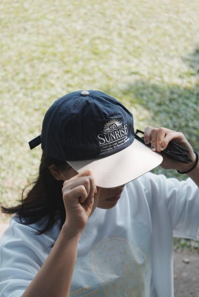 Hello Sunrise 刺繡撞色扁嘴帽 