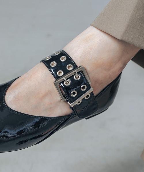 多孔皮帶瑪莉珍平底鞋 