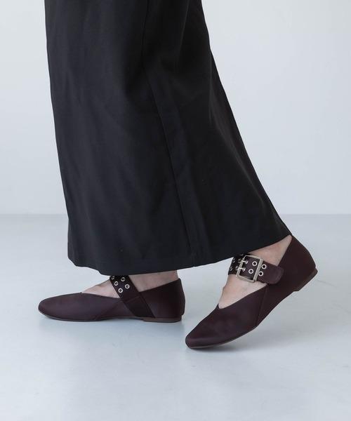 多孔皮帶瑪莉珍平底鞋 