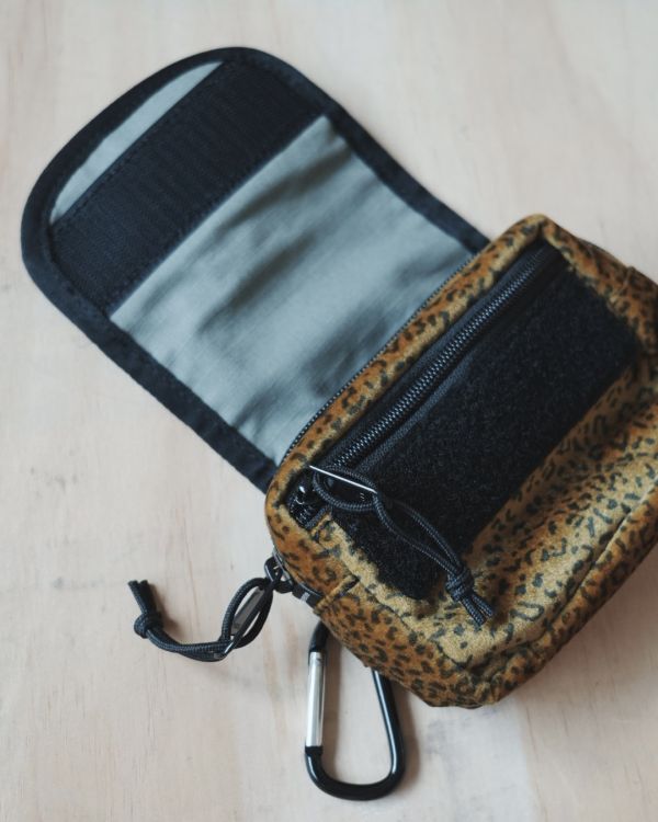 Supreme 25FW Velvet Mini Pouch 天鵝絨豹紋零錢包 