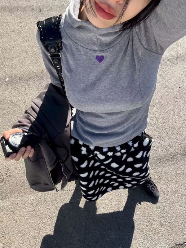 愛心刺繡修身彈性帽T 